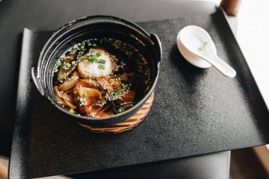 Geleneksel baharatlı ramen 