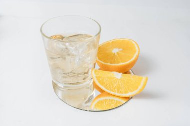 Dilimlenmiş portakallı meyve dilimleri beyaza izole edilmiş.