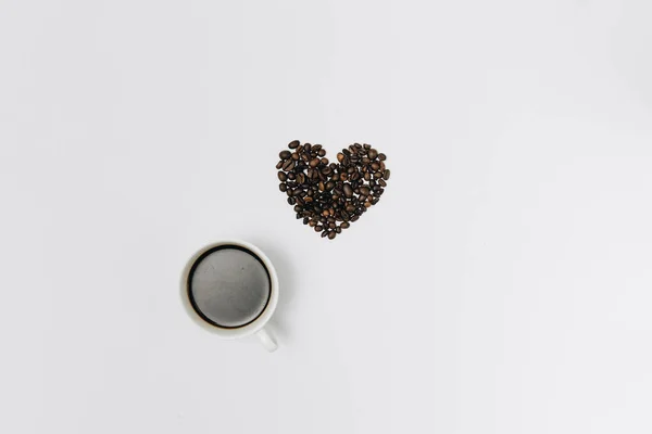 Vue Dessus Tasse Café Avec Forme Coeur Sur Fond Blanc — Photo
