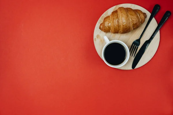 早上的羊角面包 红底咖啡 — 图库照片