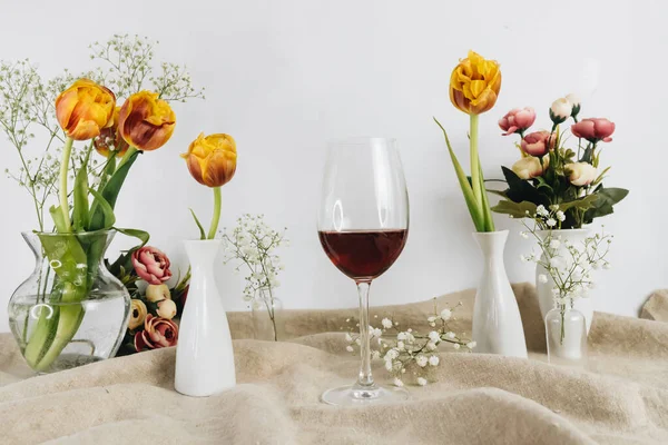 Virágcsokrok Poharak Bor Asztalon — Stock Fotó