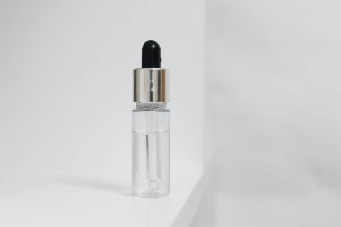 Beyaz arka planda parfüm şişesi