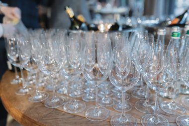 içinde pek çok temiz kadehlerin bar, profesyonel ekipman 