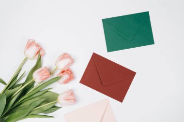 Beyaz arkaplandaki zarfların üst görünümü 