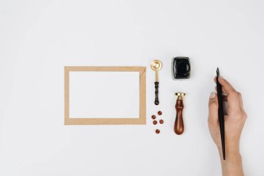 Beyaz arkaplanda kopyalama alanı olan boş çerçeveyi tutan üst görünüm