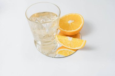 Dilimlenmiş portakallı meyve segmentleri beyaz limonataya izole edilmiş.