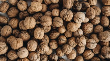 Arka planda çok ceviz var.