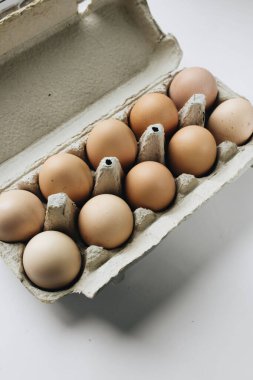 beyaz arka plan üzerinde karton paket te tavuk yumurtası