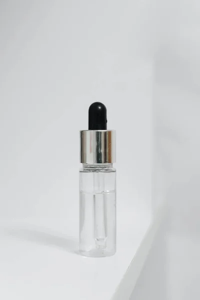 Bouteille Parfum Sur Fond Blanc — Photo