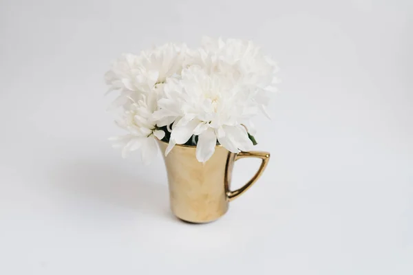 Flores Blancas Jarrón Sobre Fondo Claro — Foto de Stock