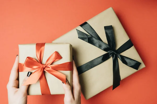 Gedeeltelijke Weergave Van Vrouw Strikken Lint Geschenkdoos — Stockfoto