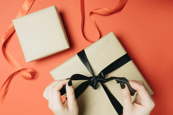 Gedeeltelijke Weergave Van Vrouw Strikken Lint Geschenkdoos — Stockfoto