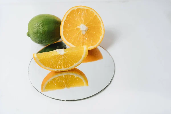 Fehér Alapon Izolált Szeletelt Narancssárga Gyümölcsök — Stock Fotó