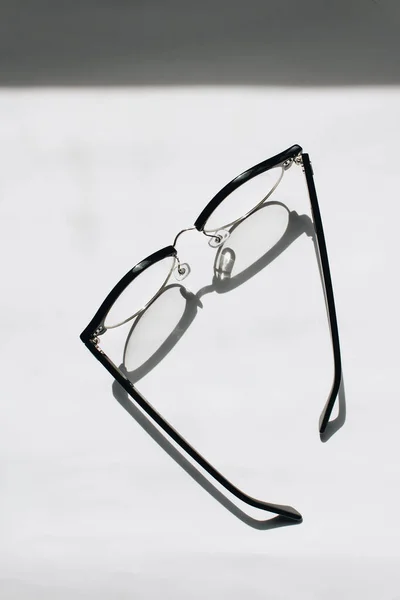 Okulary Sprzedaż Białym Tle Zbliżenie — Zdjęcie stockowe