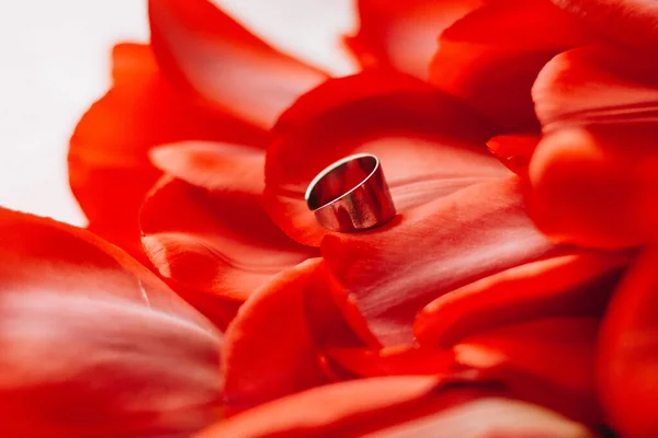 Tulip Flowers Wedding Ring — Stock Photo, Image