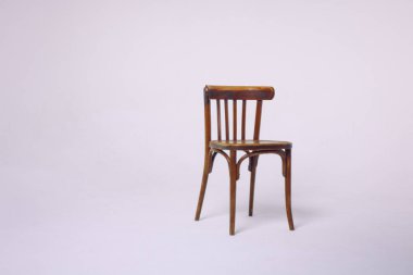 Beyaz arka planda eski ahşap sandalye