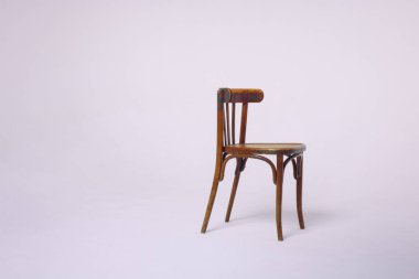 Beyaz arka planda eski ahşap sandalye