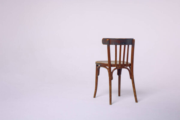 старый деревянный стул на белом фоне
