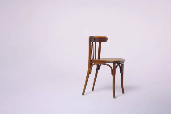 Beyaz arka planda eski ahşap sandalye