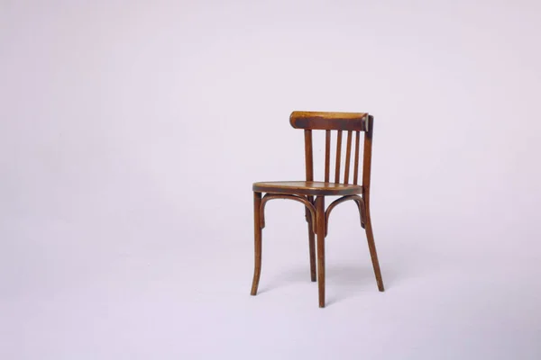 Beyaz arka planda eski ahşap sandalye