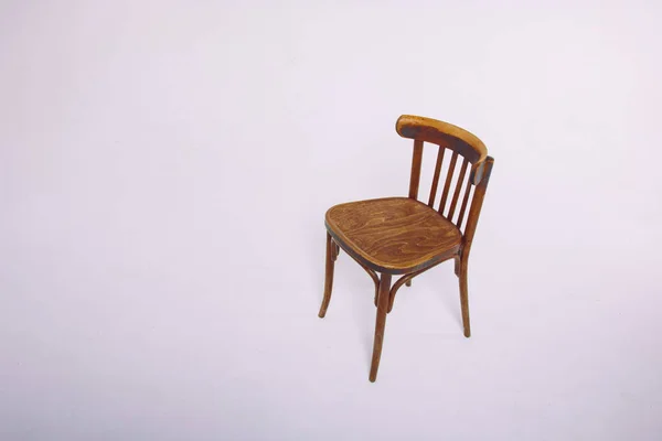 白い背景に古い木の椅子 — ストック写真