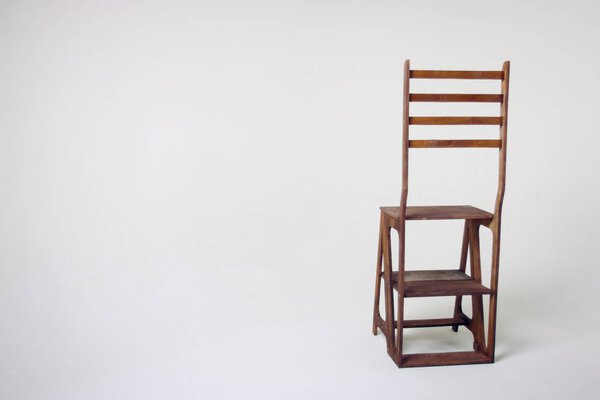 необычный деревянный стул на белом фоне
