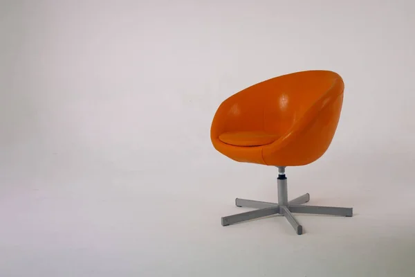 白地にオレンジ色の椅子 — ストック写真