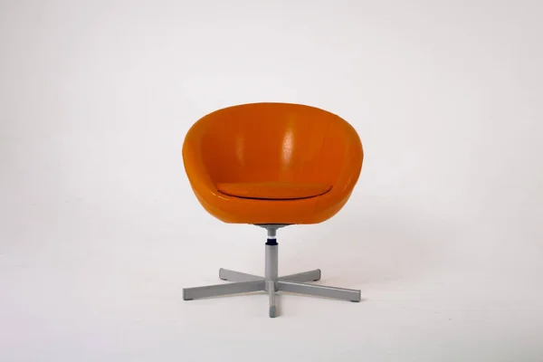 Πορτοκαλί Καρέκλα Λευκό Φόντο — Φωτογραφία Αρχείου