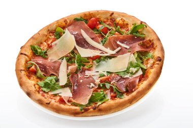 Pizza beyazda izole.