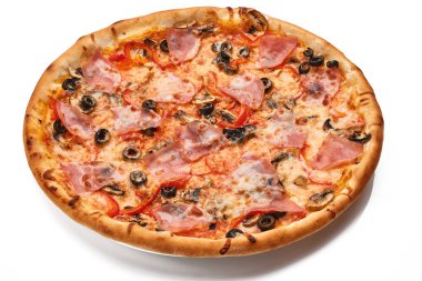 Pizza beyazda izole.