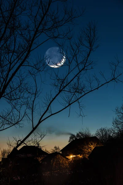Dächer Silhouetten gegen den Nachthimmel mit neuen moo — Stockfoto