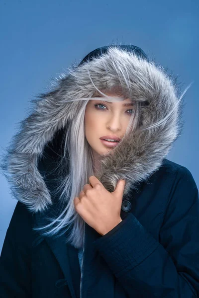 Fur Fashion. Gadis cantik dengan Topi Fur. Portrai Wanita Musim Dingin — Stok Foto