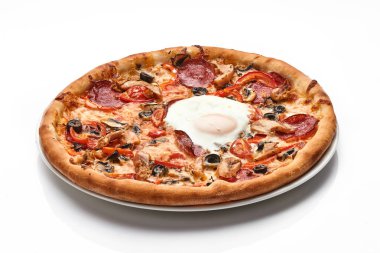 Pizza beyazda izole.