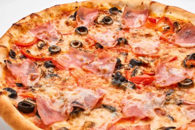 Pizza beyazda izole.