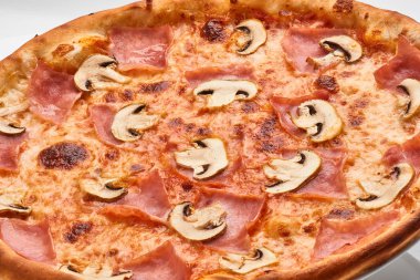 Pizza beyazda izole.