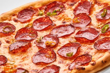 Pizza beyazda izole.