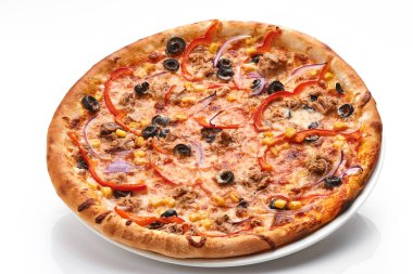 Pizza beyazda izole.