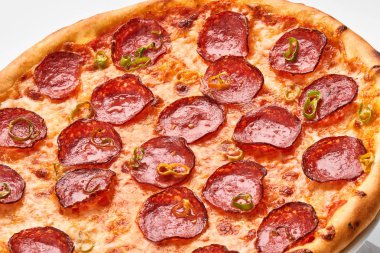 Pizza beyazda izole.