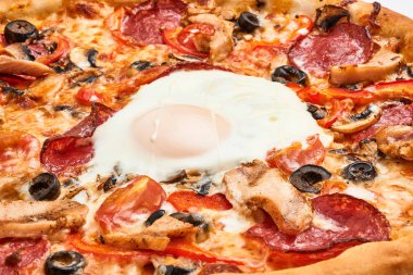 Pizza beyazda izole.