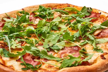 Pizza beyazda izole.