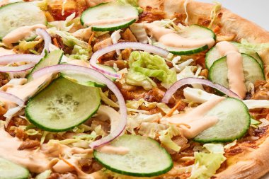 Pizza beyazda izole.