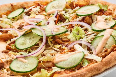 Pizza beyazda izole.