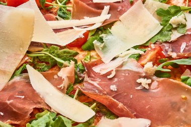 Pizza beyazda izole.