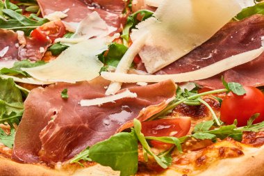 Pizza beyazda izole.