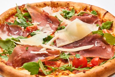 Pizza beyazda izole.