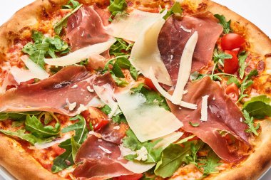 Pizza beyazda izole.