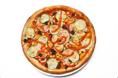 Pizza beyazda izole.