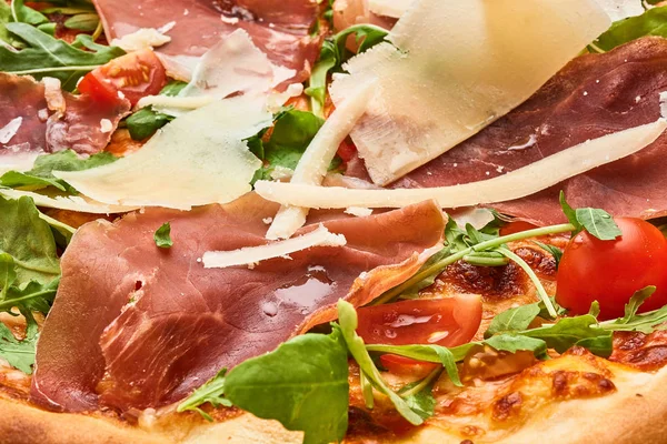 Pizza beyazda izole.