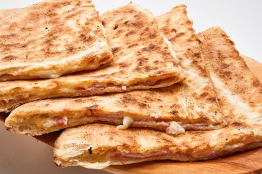 Jambon ve peynir ile kızarmış sandviç
