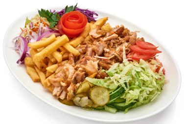 Patates kızartması ve salatalı bir tabak kebap.